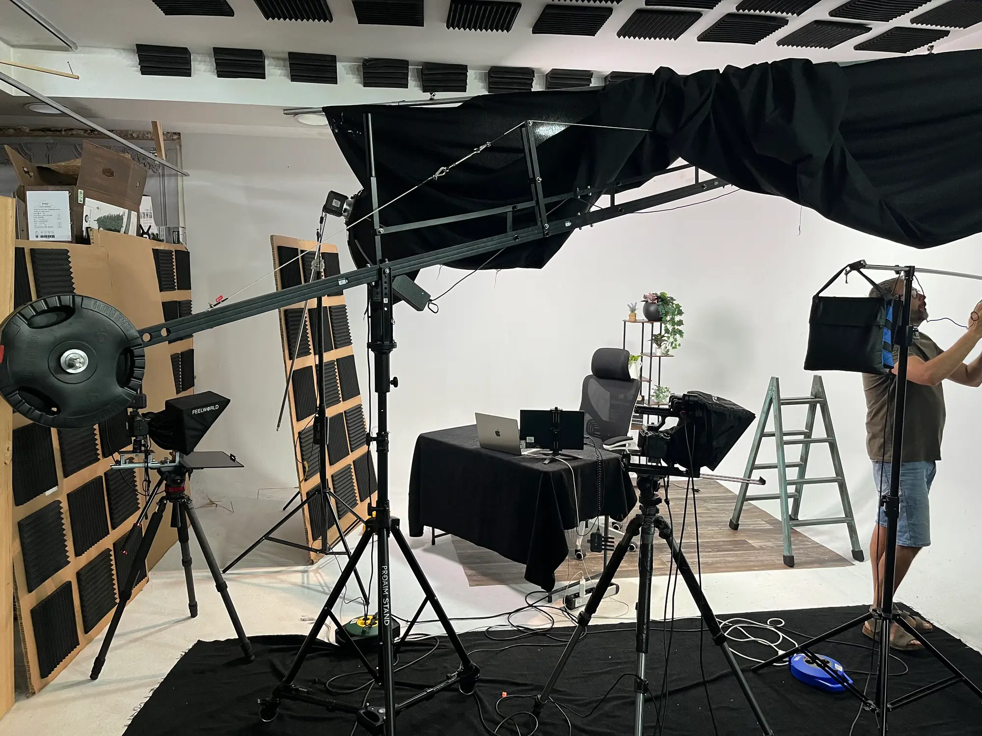 El plató montado y vacío: grúa, teleprompter, luces y la mesa preparada antes de que llegue nadie.